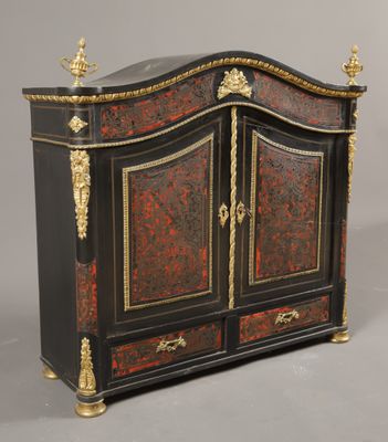 une armoire peinte en noir et or, à deux portes