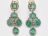 une paire de boucles d'oreilles en émeraude et diamant