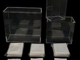 plusieurs morceaux de plastique sont empilés les uns sur les autres