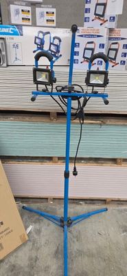 un présentoir bleu muni de trois lampes dans un magasin