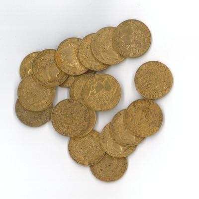 une pile de pièces d'or sur une surface blanche