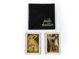 deux petites cartes sur lesquelles figurent les portraits d'un homme et d'une femme