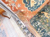 un chat assis sur une chaise dans une pièce
