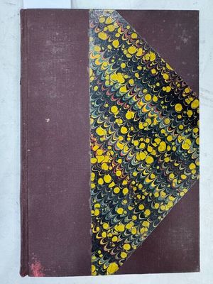un vieux livre orné d'un motif jaune et noir