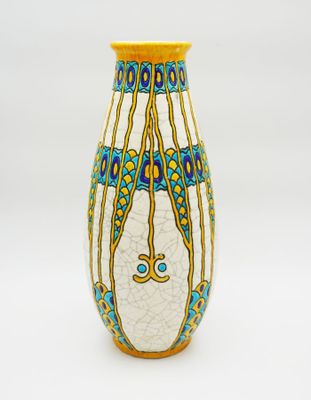 un vase blanc orné d'un motif bleu et jaune
