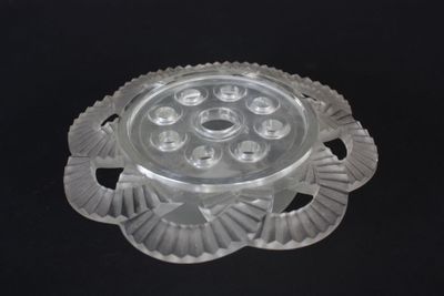 une plaque en verre transparent ornée d’un motif décoratif