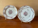 deux assiettes ornées de motifs floraux, posées sur une table en bois