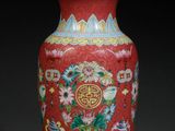 Vase chinois rouge et bleu représentant des fleurs et des oiseaux sur fond noir