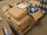 de nombreuses boîtes et colis empilés les uns sur les autres