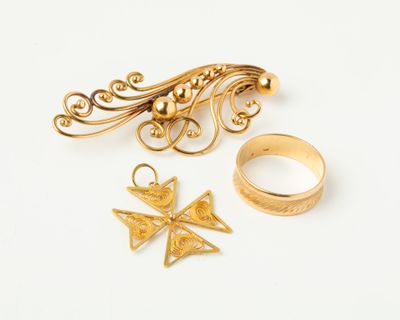 deux bagues en or et une bague en or ornée d'une croix