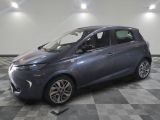 une photo d'une voiture grise dans un garage