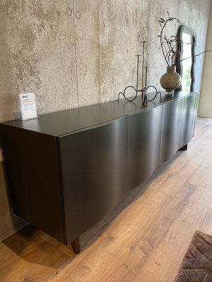1 bahut « Sinuosa » bois plaqué bronze, piètement frêne 240x…