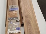 deux morceaux de bois posés sur une table