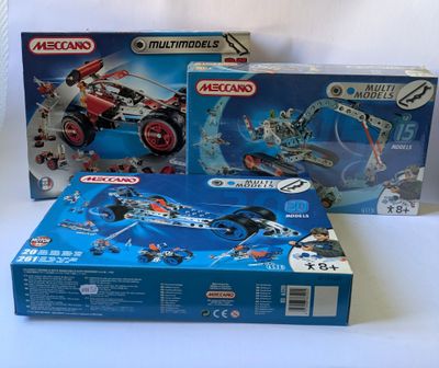 deux boîtes de legos de tailles et de couleurs variées sur une surface blanche