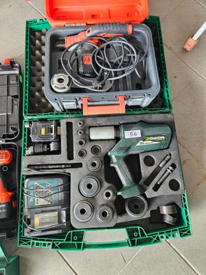 une boîte verte contenant des outils, posée sur le sol