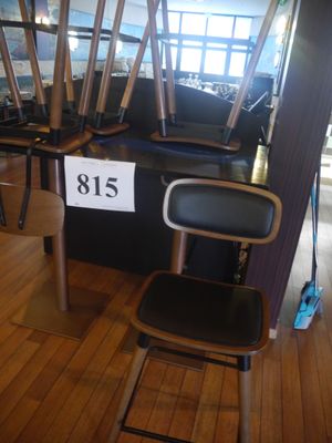 une chaise sur laquelle est inscrit un numéro, dans une pièce