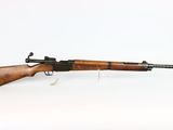 un fusil avec un canon en bois sur fond blanc