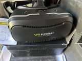 un casque de réalité virtuelle posé sur une boîte