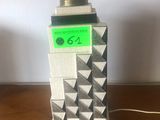 une lampe posée sur une table sur laquelle se trouve une horloge