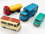 quatre camions miniatures alignés les uns à côté des autres