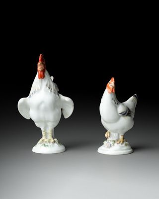 paire de poulets en porcelaine blanche au bec rouge sur fond noir