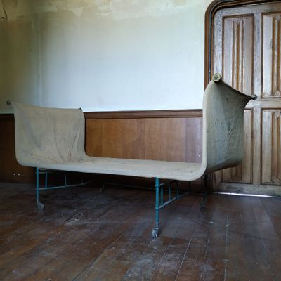 un banc au milieu d'une pièce au sol en parquet