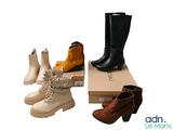 Plusieurs paires de bottes pour femmes sont posées sur une boîte