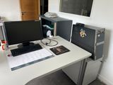 un bureau équipé d'un écran d'ordinateur et d'un clavier