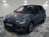 la voiture grise est garée sur un sol en damier dans le garage