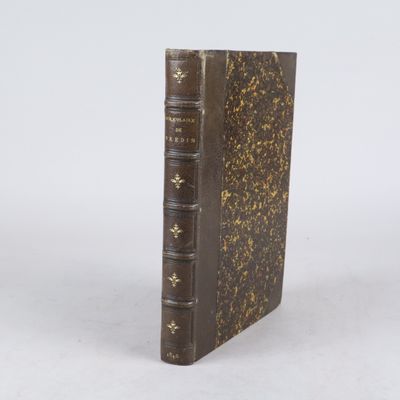 un vieux livre posé sur une surface blanche