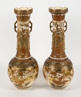 une paire de vases posés l'un à côté de l'autre sur une surface blanche