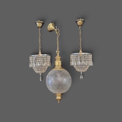 une paire d'appliques murales anciennes en laiton et cristal
