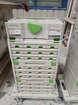 un grand nombre de boîtes empilées les unes sur les autres