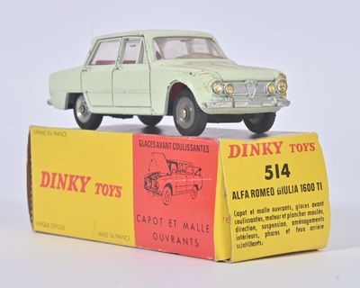 une voiture jouet posée sur une boîte