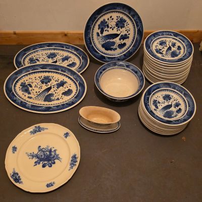 beaucoup d'assiettes et de bols bleus et blancs sur la table