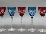 six verres à vin sont alignés sur une table