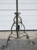 Lampadaire en fer laqué vert à décor de volutes reposant sur… (photo 2)