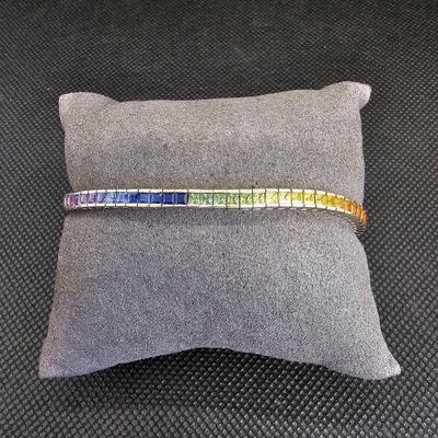 un gros plan d'un oreiller sur lequel est posé un bracelet