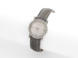 une image d'une montre-bracelet sur une surface blanche avec un fond blanc