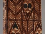 un gros plan d'une œuvre d'art posée sur une table