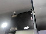 une valise noire suspendue au plafond