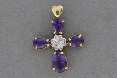 un pendentif en forme de croix en améthorate et diamant