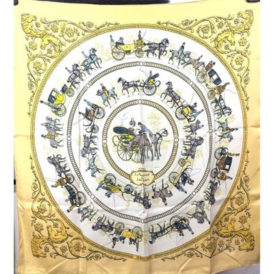 une écharpe jaune et blanche ornée d'un motif représentant un cheval et une calèche