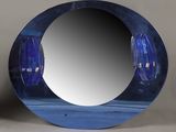 miroir circulaire bleu avec, au centre, le reflet d'un bateau