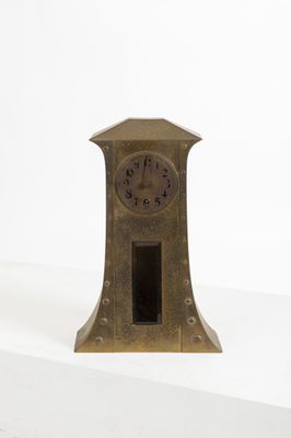 Travail ARTS & CRAFTS Pendule en laiton doré martelé à corps…