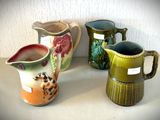 trois vases posés sur une table l'un à côté de l'autre