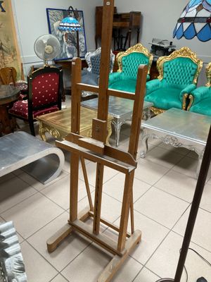 un chevalet de peinture au milieu d'un salon