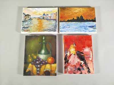 Quatre tableaux de couleurs et de formes différentes sont exposés sur une surface blanche.