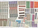 Plusieurs types de timbres sont exposés sur un fond blanc