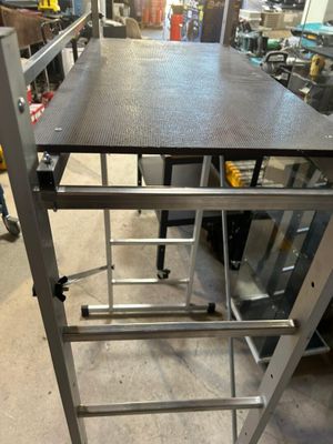 une photo d'un établi métallique dans une usine